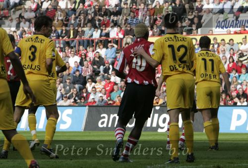 Eindhoven, 20 Oktober 2006 
Kompetitiewedstrijd PSV-Roda JC Seizoen 2006/2007
Eindstand 4-1
Arouna Kone wordt aan zijn shirt getrokken door Davy de Fauw (12) 
Shirtje trekken