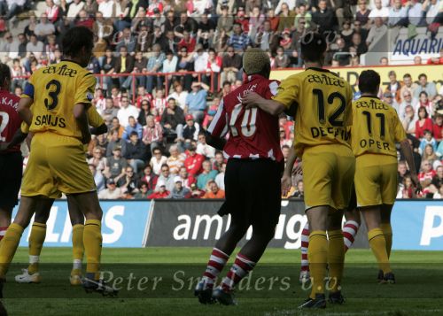 Eindhoven, 20 Oktober 2006 
Kompetitiewedstrijd PSV-Roda JC Seizoen 2006/2007
Eindstand 4-1
Arouna Kone wordt aan zijn shirt getrokken door Davy de Fauw (12) en links Jan Paul Saeijs
Shirtje trekken