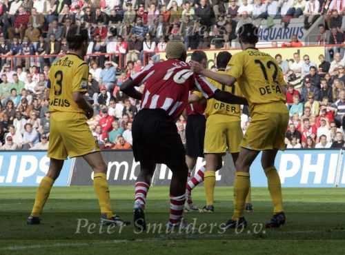 Eindhoven, 20 Oktober 2006 
Kompetitiewedstrijd PSV-Roda JC Seizoen 2006/2007
Eindstand 4-1
Arouna Kone wordt aan zijn shirt getrokken door Davy de Fauw (12) 
Shirtje trekken