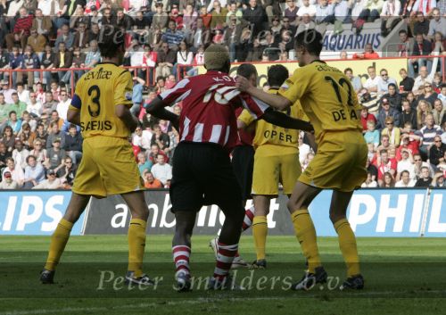 Eindhoven, 20 Oktober 2006 
Kompetitiewedstrijd PSV-Roda JC Seizoen 2006/2007
Eindstand 4-1
Arouna Kone wordt aan zijn shirt getrokken door Davy de Fauw (12) en links Jan Paul Saeijs
Shirtje trekken