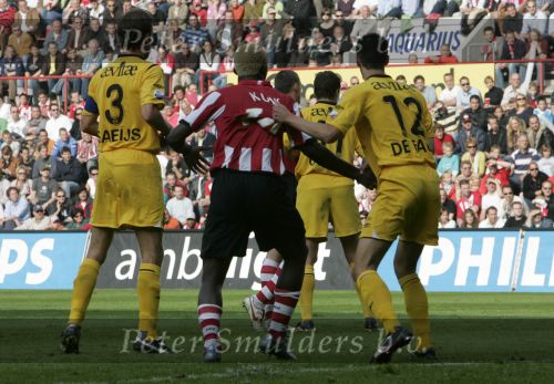 Eindhoven, 20 Oktober 2006 
Kompetitiewedstrijd PSV-Roda JC Seizoen 2006/2007
Eindstand 4-1
Arouna Kone wordt aan zijn shirt getrokken door Davy de Fauw (12) en links Jan Paul Saeijs
Shirtje trekken