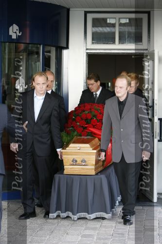 Zoetermeer 30 september 2006
Afscheidsdienst van de geluidsman van Lee Towers, Bas.
Familie Bas met kist