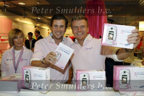 Amsterdam 5 oktober 2006
Kluun  Winston Gerschtanowitz en Bastiaan Ragas bij presentatie Pink Ribbon Samsung en KPN.