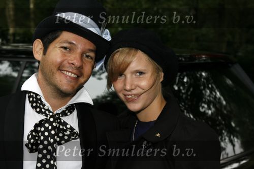 Huizen 17 september 2006
Steve te Pas en Maria Kooistra trouwen. Caro lensen met de ontwerper van de bruidsjurk Percy