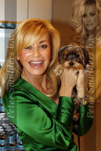Amsterdam 28 september 2006
Connie Breukhoven met haar hondje bij de dolle dwaze dagen in Bijenkorf