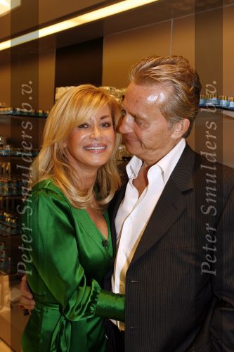 Amsterdam 28 september 2006
Connie Breukhoven samen met haar man Hans Breukhoven bij de dolle dwaze dagen in Bijenkorf
