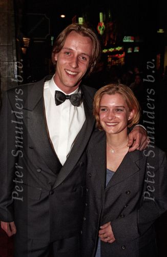 Amsterdam, 7 April 1999 Daan Schuurmans met zijn inmiddels ex-vriendin bij de premiere van Grolsch Master