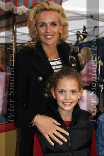 Amsterdam 6 oktober 2006
Premiere Winx club in pepsi stage.
Daphne Deckers met haar dochtertje Emma