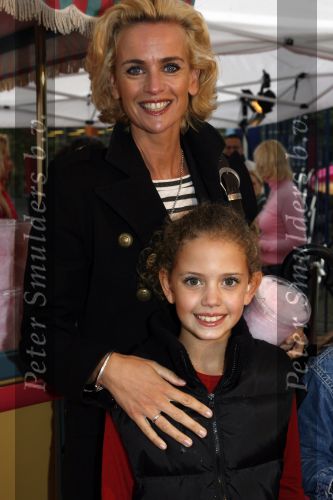 Amsterdam 6 oktober 2006
Premiere Winx club in pepsi stage.
Daphne Deckers met haar dochtertje Emma