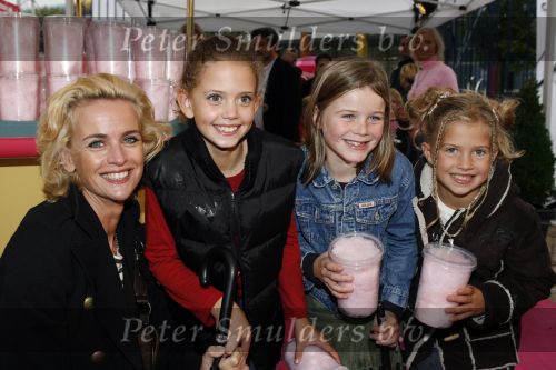 Amsterdam 6 oktober 2006
Premiere Winx club in pepsi stage.
Daphne Deckers met haar dochtertje Emma