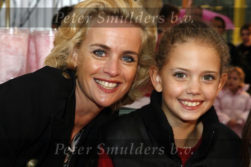 Amsterdam 6 oktober 2006
Premiere Winx club in pepsi stage.
Daphne Deckers met haar dochtertje Emma