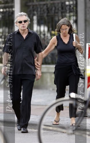 Amsterdam 15 september 2006
Derek de Lint hand in hand met zijn vrouw.