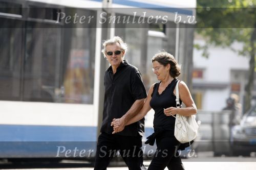 Amsterdam 15 september 2006
Derek de Lint hand in hand met zijn vrouw.