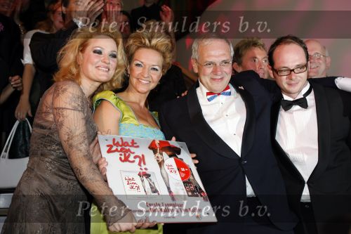 Hoorn 11 oktober 2006
Premiere wat zien ik in schouwburg Hoorn.
Mariska v Kolck Ellen Pieters Dick Bakker en Tom Bakker