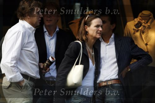 Amsterdam 30 september 2006
Ed Nijpels winkelend met zijn vrouw op de pc hooftstraat.