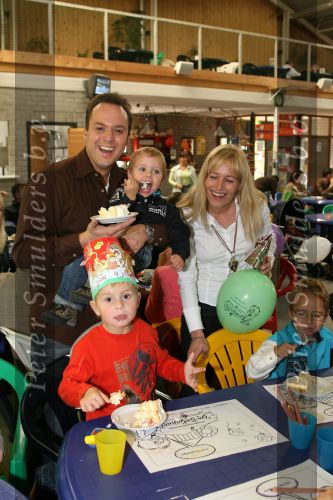 Lage Zwaluwe, 8 Oktober 2006
Jan Bauer, de zoon van Frans Bauer en Mariska Bauer wordt 4 jaar en viert dit in speelpaleis De Belhamel met zijn broertjes Christiaan en Frans Bauer Jr.