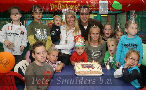 Lage Zwaluwe, 8 Oktober 2006
Jan Bauer, de zoon van Frans Bauer en Mariska Bauer wordt 4 jaar en vietr dit met het aansnijden van een taart in het bijzijn van zijn broertjes Christiaan en Frans Bauer Jr.