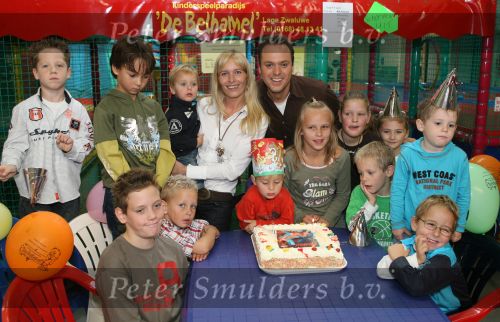 Lage Zwaluwe, 8 Oktober 2006
Jan Bauer, de zoon van Frans Bauer en Mariska Bauer wordt 4 jaar en vietr dit met het aansnijden van een taart in het bijzijn van zijn broertjes Christiaan en Frans Bauer Jr.