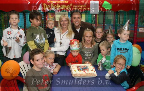 Lage Zwaluwe, 8 Oktober 2006
Jan Bauer, de zoon van Frans Bauer en Mariska Bauer wordt 4 jaar en vietr dit met het aansnijden van een taart in het bijzijn van zijn broertjes Christiaan en Frans Bauer Jr.