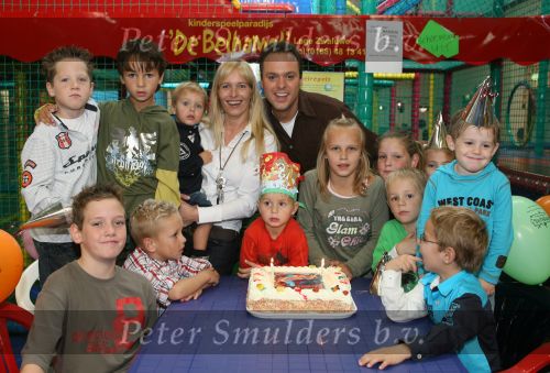 Lage Zwaluwe, 8 Oktober 2006
Jan Bauer, de zoon van Frans Bauer en Mariska Bauer wordt 4 jaar en vietr dit met het aansnijden van een taart in het bijzijn van zijn broertjes Christiaan en Frans Bauer Jr.