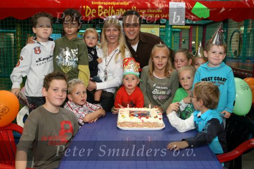 Lage Zwaluwe, 8 Oktober 2006
Jan Bauer, de zoon van Frans Bauer en Mariska Bauer wordt 4 jaar en vietr dit met het aansnijden van een taart in het bijzijn van zijn broertjes Christiaan en Frans Bauer Jr.