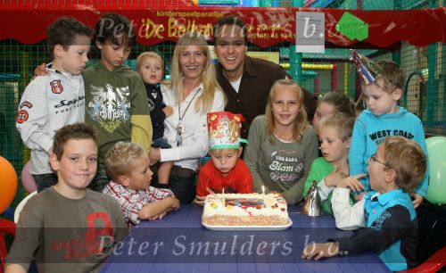 Lage Zwaluwe, 8 Oktober 2006
Jan Bauer, de zoon van Frans Bauer en Mariska Bauer wordt 4 jaar en vietr dit met het aansnijden van een taart in het bijzijn van zijn broertjes Christiaan en Frans Bauer Jr.