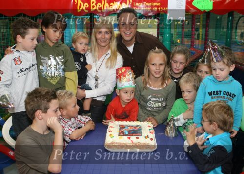 Lage Zwaluwe, 8 Oktober 2006
Jan Bauer, de zoon van Frans Bauer en Mariska Bauer wordt 4 jaar en vietr dit met het aansnijden van een taart in het bijzijn van zijn broertjes Christiaan en Frans Bauer Jr.