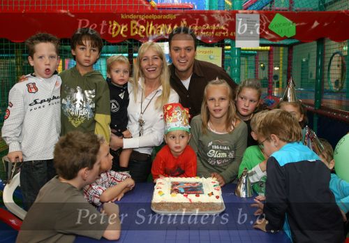 Lage Zwaluwe, 8 Oktober 2006
Jan Bauer, de zoon van Frans Bauer en Mariska Bauer wordt 4 jaar en vietr dit met het aansnijden van een taart in het bijzijn van zijn broertjes Christiaan en Frans Bauer Jr.