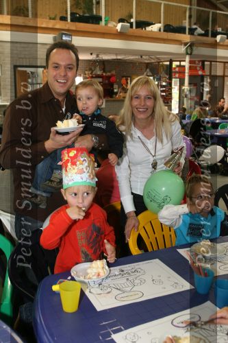 Lage Zwaluwe, 8 Oktober 2006
Jan Bauer, de zoon van Frans Bauer en Mariska Bauer wordt 4 jaar en viert dit in speelpaleis De Belhamel met zijn broertjes Christiaan en Frans Bauer Jr.