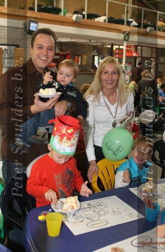Lage Zwaluwe, 8 Oktober 2006
Jan Bauer, de zoon van Frans Bauer en Mariska Bauer wordt 4 jaar en viert dit in speelpaleis De Belhamel met zijn broertjes Christiaan en Frans Bauer Jr.