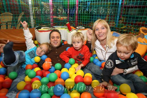 Lage Zwaluwe, 8 Oktober 2006
Jan Bauer, de zoon van Frans Bauer en Mariska Bauer wordt 4 jaar en viert dit in speelpaleis De Belhamel met zijn broertjes Christiaan en Frans Bauer Jr