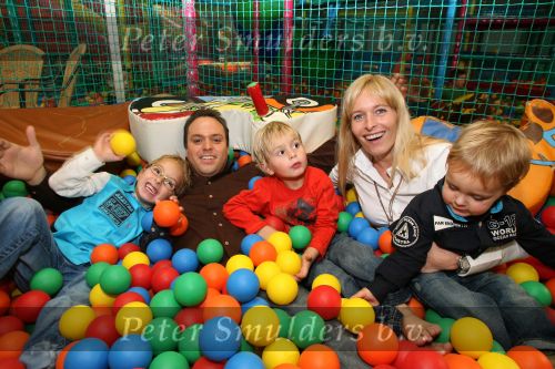Lage Zwaluwe, 8 Oktober 2006
Jan Bauer, de zoon van Frans Bauer en Mariska Bauer wordt 4 jaar en viert dit in speelpaleis De Belhamel met zijn broertjes Christiaan en Frans Bauer Jr.