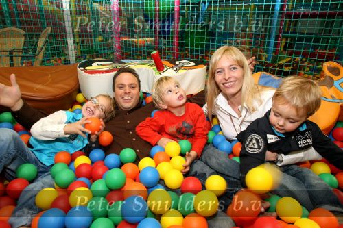 Lage Zwaluwe, 8 Oktober 2006
Jan Bauer, de zoon van Frans Bauer en Mariska Bauer wordt 4 jaar en viert dit in speelpaleis De Belhamel met zijn broertjes Christiaan en Frans Bauer Jr.