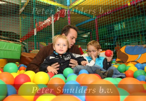 Lage Zwaluwe, 8 Oktober 2006
Jan Bauer, de zoon van Frans Bauer en Mariska Bauer wordt 4 jaar en viert dit in speelpaleis De Belhamel met zijn broertjes Christiaan en Frans Bauer Jr.