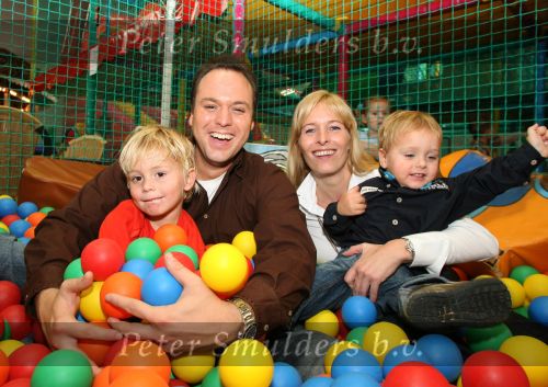 Lage Zwaluwe, 8 Oktober 2006
Jan Bauer, de zoon van Frans Bauer en Mariska Bauer wordt 4 jaar en viert dit in speelpaleis De Belhamel met zijn broertjes Christiaan en Frans Bauer Jr.