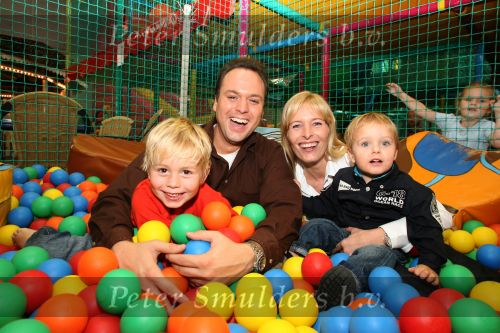 Lage Zwaluwe, 8 Oktober 2006
Jan Bauer, de zoon van Frans Bauer en Mariska Bauer wordt 4 jaar en viert dit in speelpaleis De Belhamel met zijn broertjes Christiaan en Frans Bauer Jr.