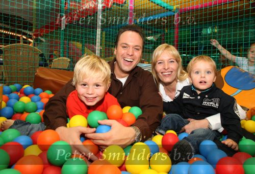 Lage Zwaluwe, 8 Oktober 2006
Jan Bauer, de zoon van Frans Bauer en Mariska Bauer wordt 4 jaar en viert dit in speelpaleis De Belhamel met zijn broertjes Christiaan en Frans Bauer Jr.