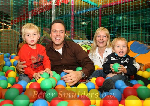 Lage Zwaluwe, 8 Oktober 2006
Jan Bauer, de zoon van Frans Bauer en Mariska Bauer wordt 4 jaar en viert dit in speelpaleis De Belhamel met zijn broertjes Christiaan en Frans Bauer Jr.