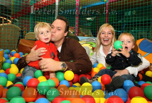Lage Zwaluwe, 8 Oktober 2006
Jan Bauer, de zoon van Frans Bauer en Mariska Bauer wordt 4 jaar en viert dit in speelpaleis De Belhamel met zijn broertjes Christiaan en Frans Bauer Jr.