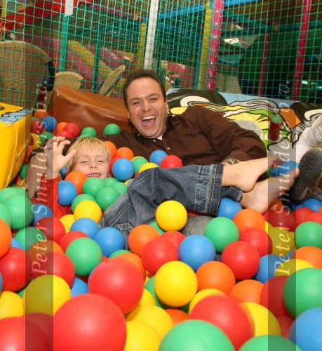 Lage Zwaluwe, 8 Oktober 2006
Jan Bauer, de zoon van Frans Bauer en Mariska Bauer wordt 4 jaar en viert dit in speelpaleis De Belhamel met zijn broertjes Christiaan en Frans Bauer Jr.