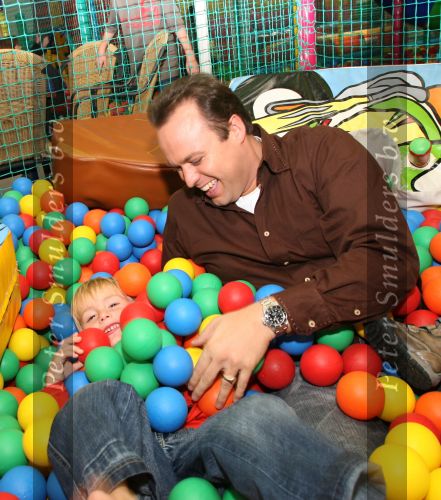 Lage Zwaluwe, 8 Oktober 2006
Jan Bauer, de zoon van Frans Bauer en Mariska Bauer wordt 4 jaar en viert dit in speelpaleis De Belhamel met zijn broertjes Christiaan en Frans Bauer Jr.