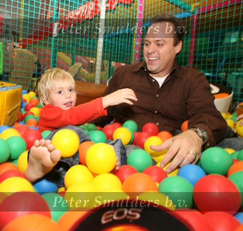 Lage Zwaluwe, 8 Oktober 2006
Jan Bauer, de zoon van Frans Bauer en Mariska Bauer wordt 4 jaar en viert dit in speelpaleis De Belhamel met zijn broertjes Christiaan en Frans Bauer Jr.