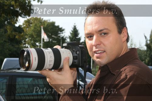 Lage Zwaluwe, 8 Oktober 2006
Frans Bauer met zijn grote hobby, fotograferen
Canon Camera