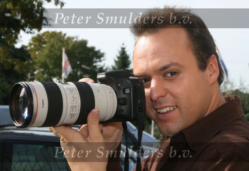 Lage Zwaluwe, 8 Oktober 2006
Frans Bauer met zijn grote hobby, fotograferen