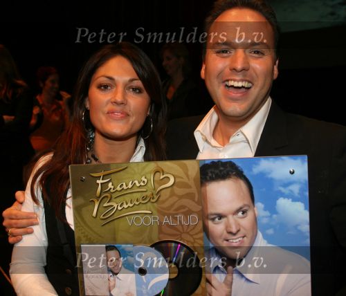 Breda, 17 Oktober 2006
Perspresentatie, persconferentie en tonen van nieuwe DVD beelden en CD in het Chasse theater
Frans Bauer hier samen met Belle Perez