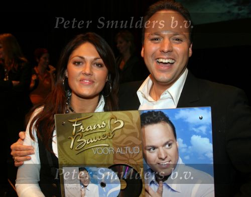 Breda, 17 Oktober 2006
Perspresentatie, persconferentie en tonen van nieuwe DVD beelden en CD in het Chasse theater
Frans Bauer hier samen met Belle Perez
