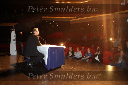 Breda, 17 Oktober 2006
Perspresentatie, persconferentie en tonen van nieuwe DVD beelden en CD in het Chasse theater
Frans Bauer tijdens de persconferentie