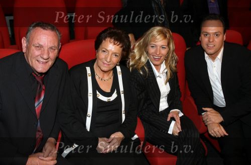 Breda, 17 Oktober 2006
Perspresentatie, persconferentie en tonen van nieuwe DVD beelden en CD in het Chasse theater
Frans Bauer hier samen met Mariska Bauer en zijn ouders