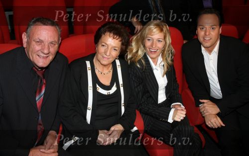 Breda, 17 Oktober 2006
Perspresentatie, persconferentie en tonen van nieuwe DVD beelden en CD in het Chasse theater
Frans Bauer hier samen met Mariska Bauer en zijn ouders