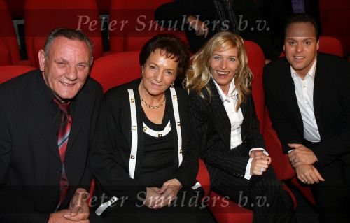 Breda, 17 Oktober 2006
Perspresentatie, persconferentie en tonen van nieuwe DVD beelden en CD in het Chasse theater
Frans Bauer hier samen met Mariska Bauer en zijn ouders